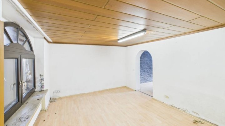 Solides Mehrgenerationenhaus mit Terrasse, 2 Garagen und ca. 172 m² Wohnfläche in Bous!