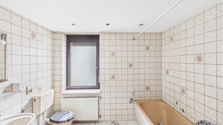 Solides Mehrgenerationenhaus mit Terrasse, 2 Garagen und ca. 172 m² Wohnfläche in Bous!