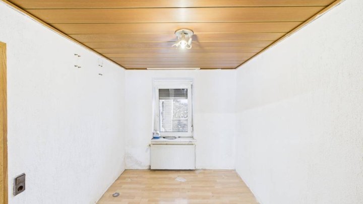 Solides Mehrgenerationenhaus mit Terrasse, 2 Garagen und ca. 172 m² Wohnfläche in Bous!