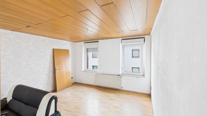 Solides Mehrgenerationenhaus mit Terrasse, 2 Garagen und ca. 172 m² Wohnfläche in Bous!