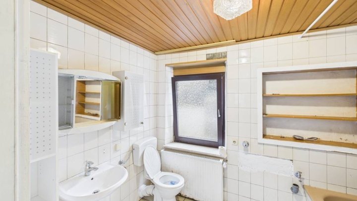 Solides Mehrgenerationenhaus mit Terrasse, 2 Garagen und ca. 172 m² Wohnfläche in Bous!