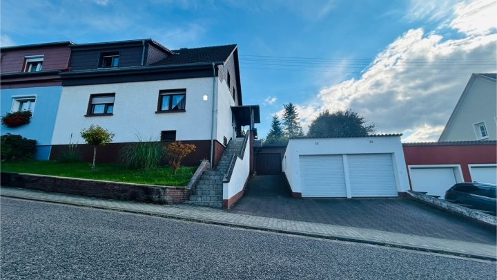 Zwei Wohnungen, ein Zuhause – Ihr Familiendomizil mit Weitblick in Püttlingen