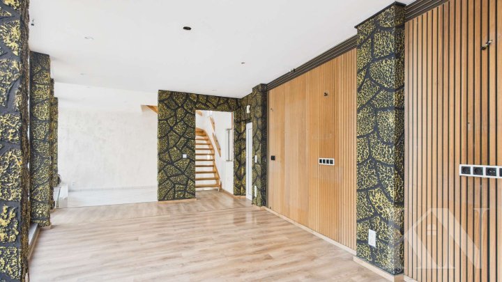 Ihre Bühne für das Weihnachtsgeschäft – kurzfristig mieten, sofort starten!