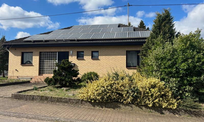 Schöner Winkelbungalow mit Ausbaupotential und Photovoltaikanlage in Überherrn zu verkaufen