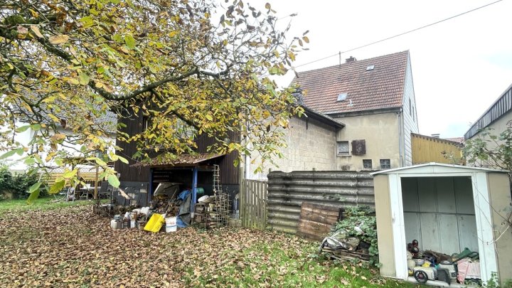 Freistehendes Wohnhaus mit großem Grundstück in attraktiver Umgebung