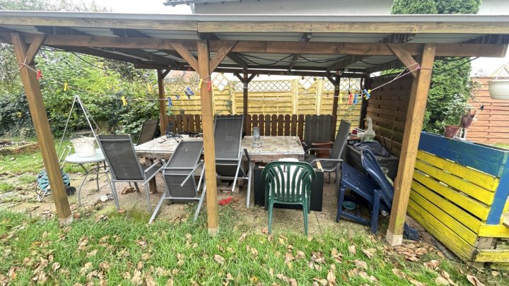 Freistehendes Wohnhaus mit großem Grundstück in attraktiver Umgebung