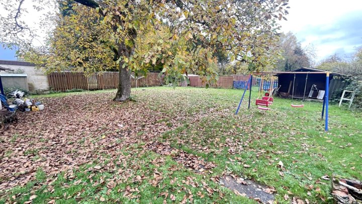 Freistehendes Wohnhaus mit großem Grundstück in attraktiver Umgebung