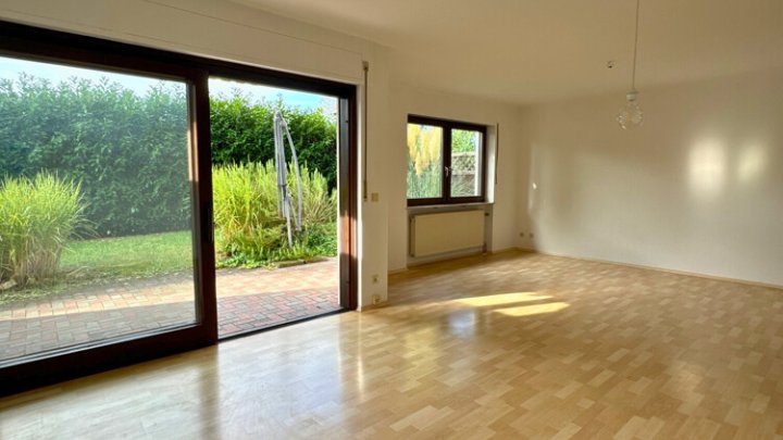 Gepflegte 2 ZKB-Wohnung mit EBK, Terrasse, Garten + Stellplatz in toller Lage in SLS - Picard