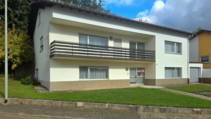 1-2 Familienhaus in Schmelz-Limbach, naturnah