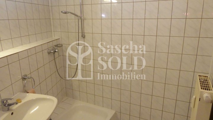 Zentral in Saarbrücken-Dudweiler: Vermietete, renovierte 2-ZKB-Wohnung mit Stellplatz