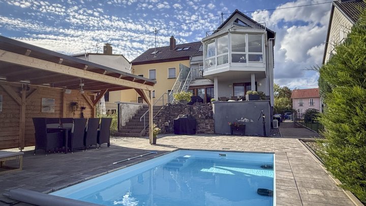 Außergewöhnliches Zweifamilienhaus mit Poollandschaft in Waldrandnähe sucht neue Eigentümer