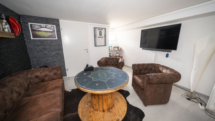 Außergewöhnliches Zweifamilienhaus mit Poollandschaft in Waldrandnähe sucht neue Eigentümer