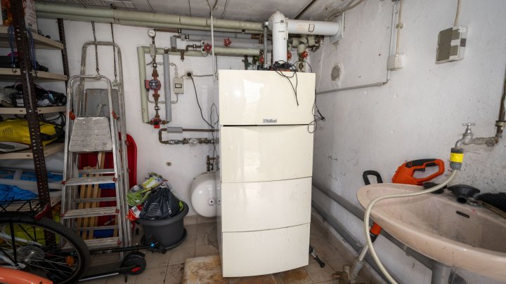 Außergewöhnliches Zweifamilienhaus mit Poollandschaft in Waldrandnähe sucht neue Eigentümer