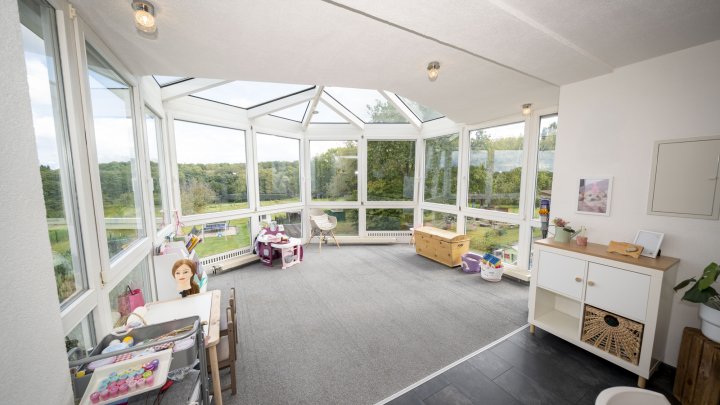 Außergewöhnliches Zweifamilienhaus mit Poollandschaft in Waldrandnähe sucht neue Eigentümer