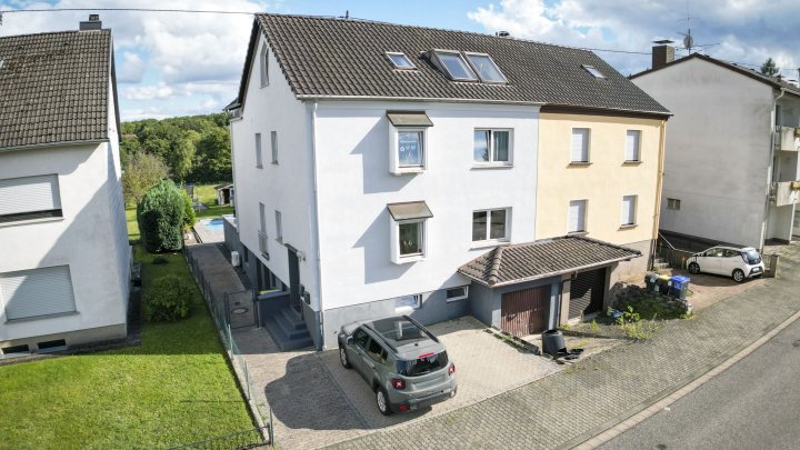 Außergewöhnliches Zweifamilienhaus mit Poollandschaft in Waldrandnähe sucht neue Eigentümer