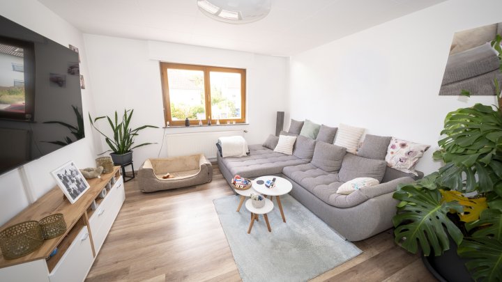 Außergewöhnliches Zweifamilienhaus mit Poollandschaft in Waldrandnähe sucht neue Eigentümer