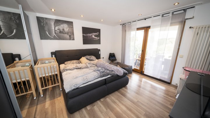 Außergewöhnliches Zweifamilienhaus mit Poollandschaft in Waldrandnähe sucht neue Eigentümer