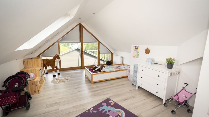 Außergewöhnliches Zweifamilienhaus mit Poollandschaft in Waldrandnähe sucht neue Eigentümer