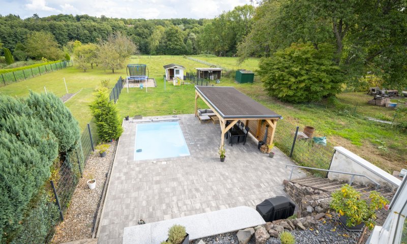 Außergewöhnliches Zweifamilienhaus mit Poollandschaft in Waldrandnähe sucht neue Eigentümer