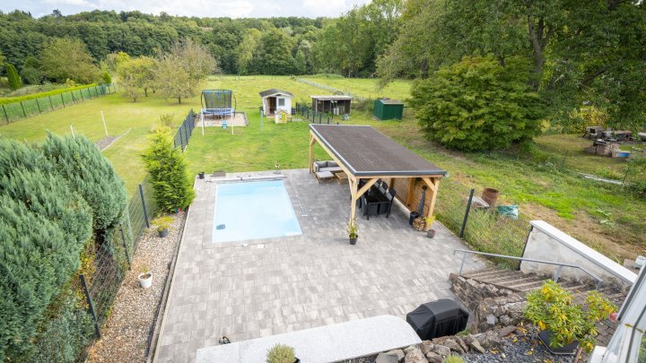 Außergewöhnliches Zweifamilienhaus mit Poollandschaft in Waldrandnähe sucht neue Eigentümer