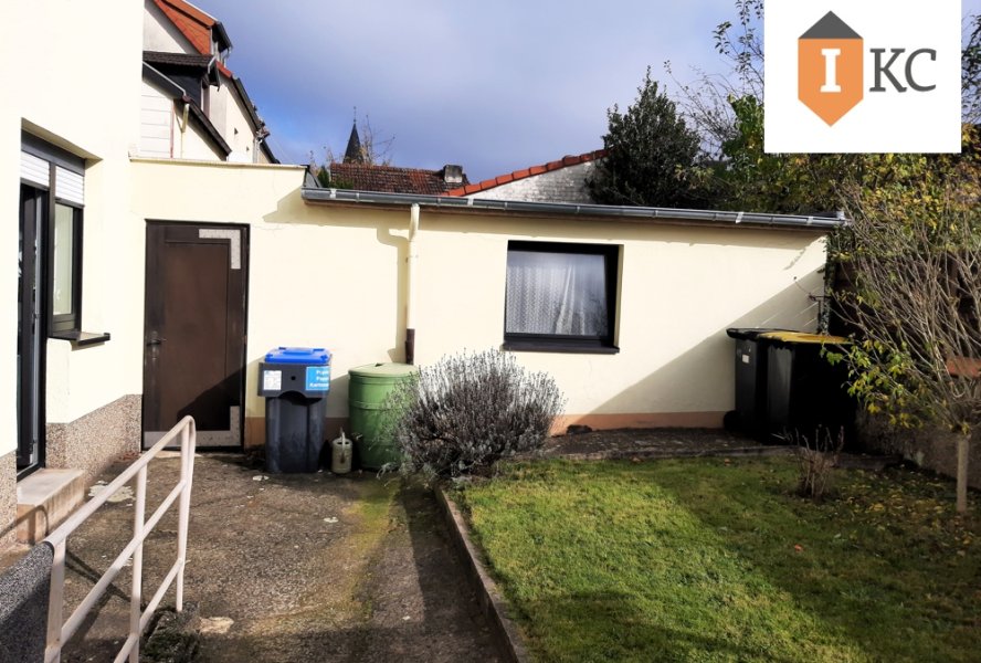 Garten mit Blick auf die Garage