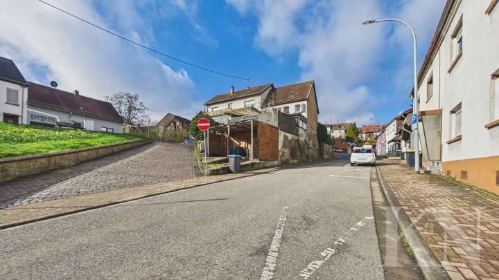 Einfamilienhaus mit Garten und Carport in zentraler Lage von Spiesen-Elversberg!