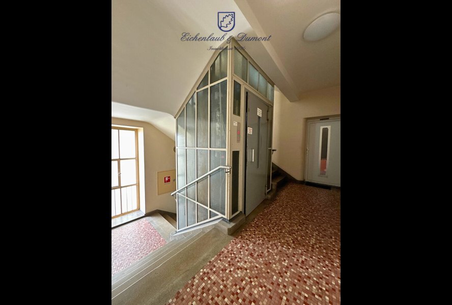 Treppenhaus mit Aufzug