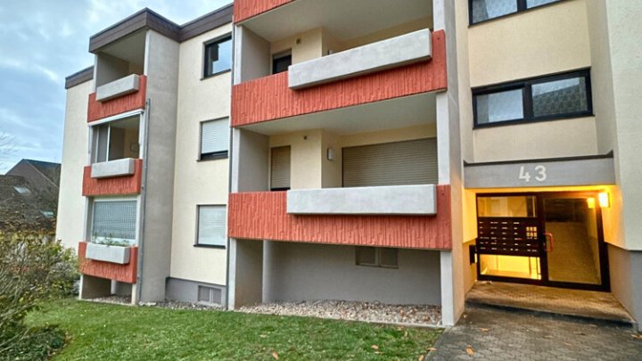 Gepflegte 2-ZKB-Wohnung mit Balkon & Außenstellplatz