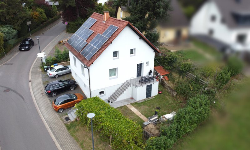 Attraktives Einfamilienhaus mit Photovoltaik, Stellplätzen und Garten