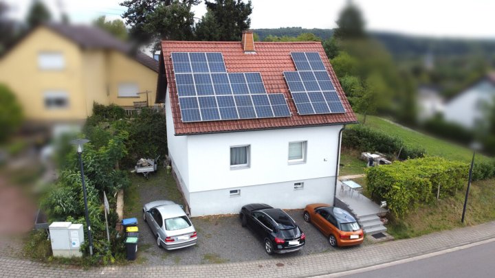 Attraktives Einfamilienhaus mit Photovoltaik, Stellplätzen und Garten