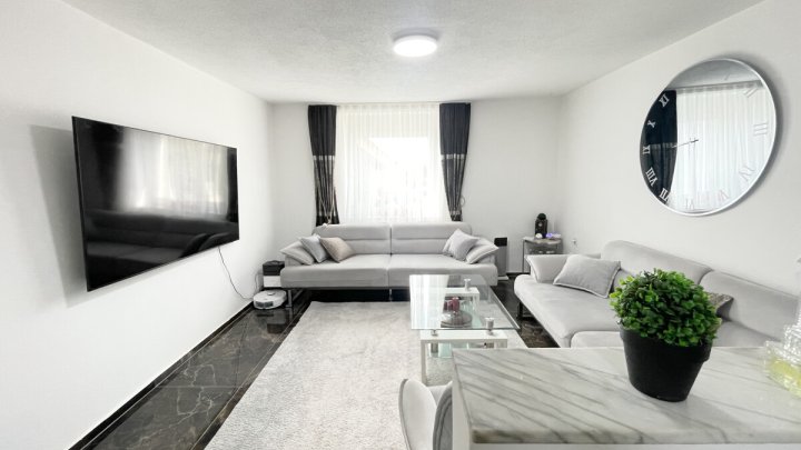 Attraktives Einfamilienhaus mit Photovoltaik, Stellplätzen und Garten