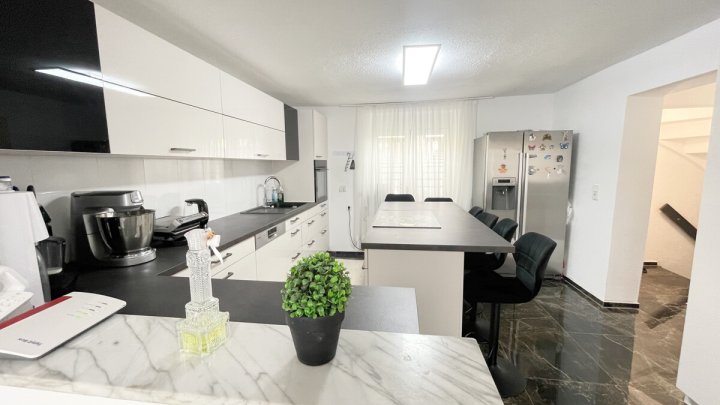 Attraktives Einfamilienhaus mit Photovoltaik, Stellplätzen und Garten