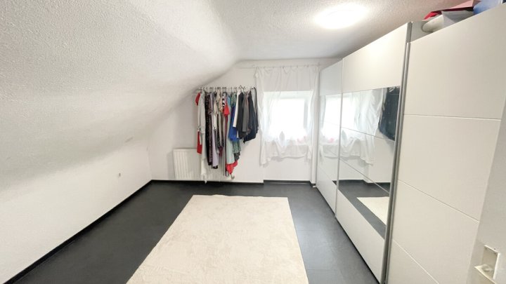 Attraktives Einfamilienhaus mit Photovoltaik, Stellplätzen und Garten