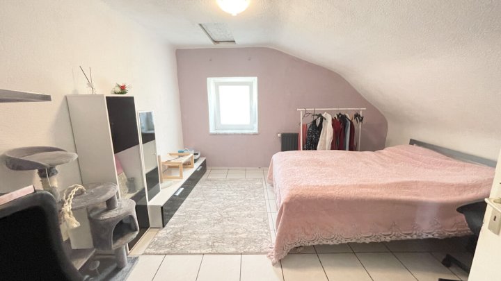 Attraktives Einfamilienhaus mit Photovoltaik, Stellplätzen und Garten