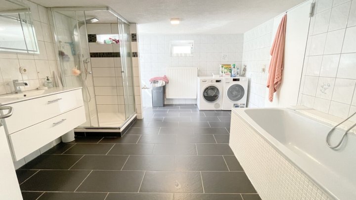 Attraktives Einfamilienhaus mit Photovoltaik, Stellplätzen und Garten