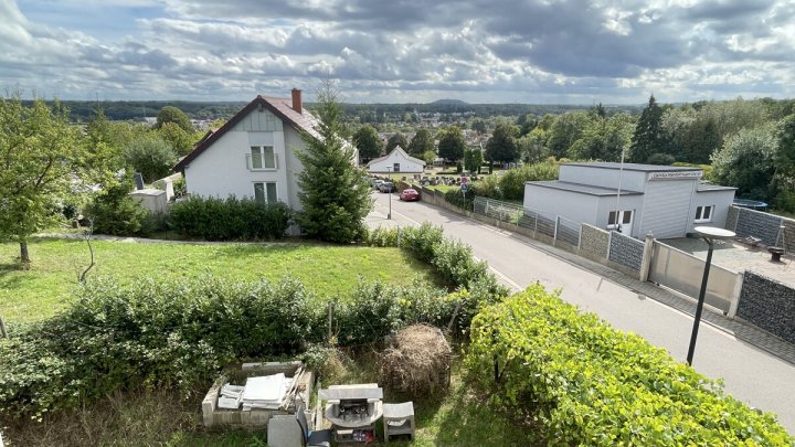 Attraktives Einfamilienhaus mit Photovoltaik, Stellplätzen und Garten