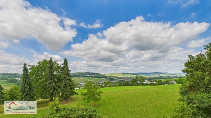 PERL: SOFORT FREI! 107 M² WOHNUNG + 2 GARAGEN + TOLLE AUSSICHT!