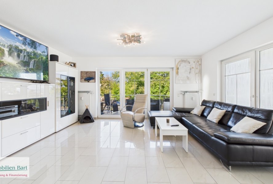 Wohnbereich mit 2 Ausgängen zum großen Balkon