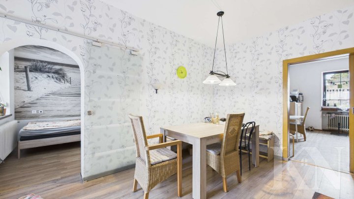 Viel Platz für Ideen: Einfamilienhaus mit PV-Anlage, Garten und Ausbaupotenzial