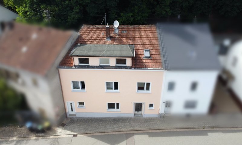 Vermietetes Zweifamilienhaus in zentraler Lage von Beckingen