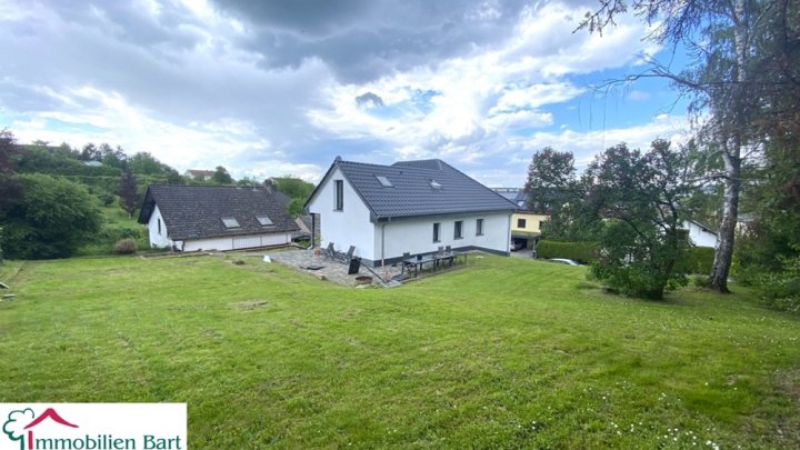 GRENZE L-WORMELDANGE: 3 WOHNUNGEN MIT GARAGEN UND GARTEN