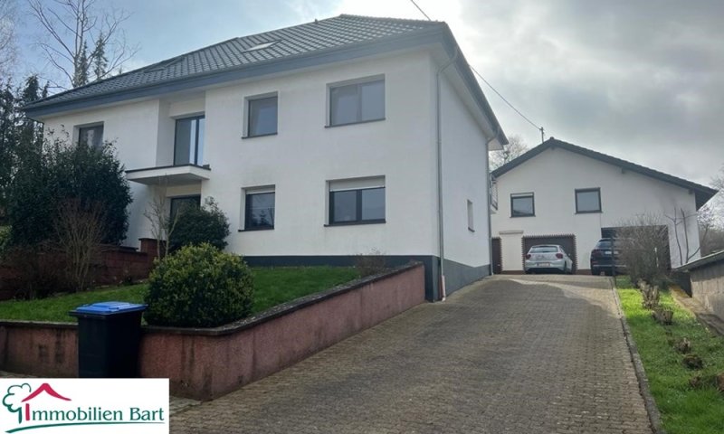 5 MIN. VON L-WORMELDANGE: WOHNHAUS / 3 WOHNUNGEN / GARTEN + GARAGEN