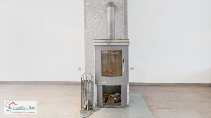 REHLINGEN:

WOHNHAUS ( 267 M² WOHNFLÄCHE ) MIT GARTEN + GARAGE