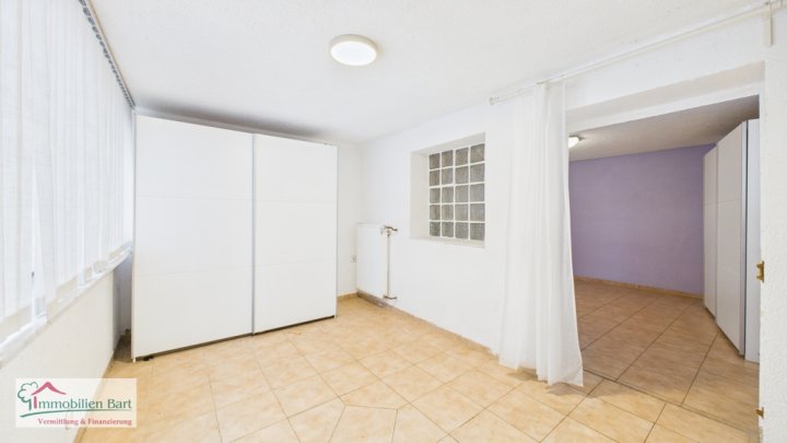 REHLINGEN:

WOHNHAUS ( 267 M² WOHNFLÄCHE ) MIT GARTEN + GARAGE