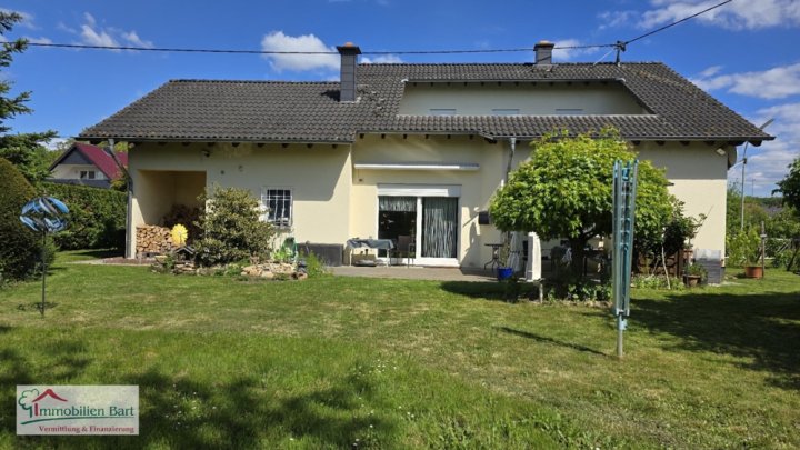 5 MIN. BIS REMICH/SCHENGEN: WOHNHAUS MIT TOLLEM MOSELBLICK