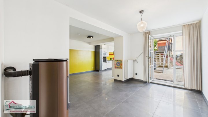 GEPFLEGTES EINFAMILIENHAUS MIT GARTEN,SCHEUNE UND VIEL PLATZ IN RUHIGER LAGE