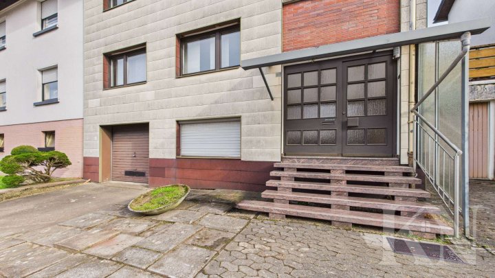 Vielseitiges Zweifamilienhaus mit großem Potenzial in zentraler Lage von Püttlingen!