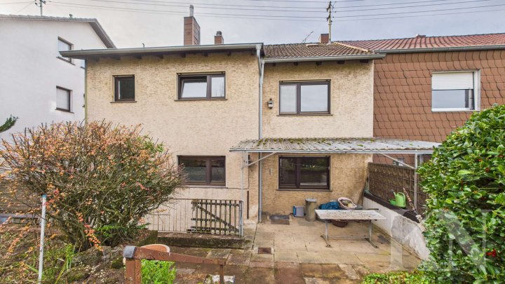 Vielseitiges Zweifamilienhaus mit großem Potenzial in zentraler Lage von Püttlingen!