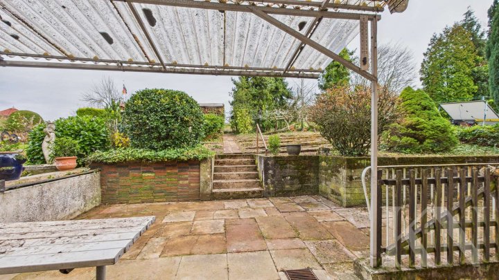 Vielseitiges Zweifamilienhaus mit großem Potenzial in zentraler Lage von Püttlingen!