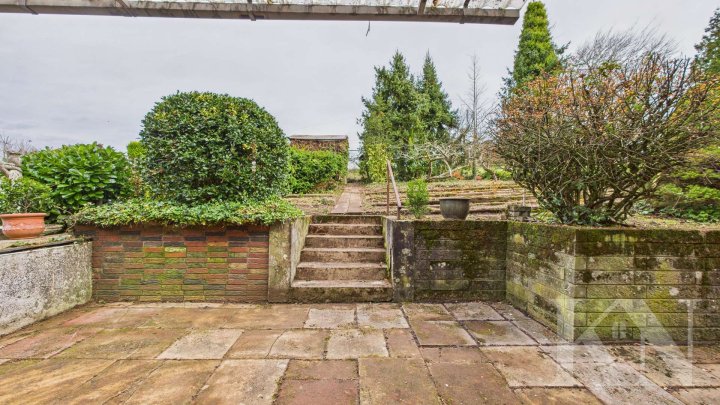 Vielseitiges Zweifamilienhaus mit großem Potenzial in zentraler Lage von Püttlingen!